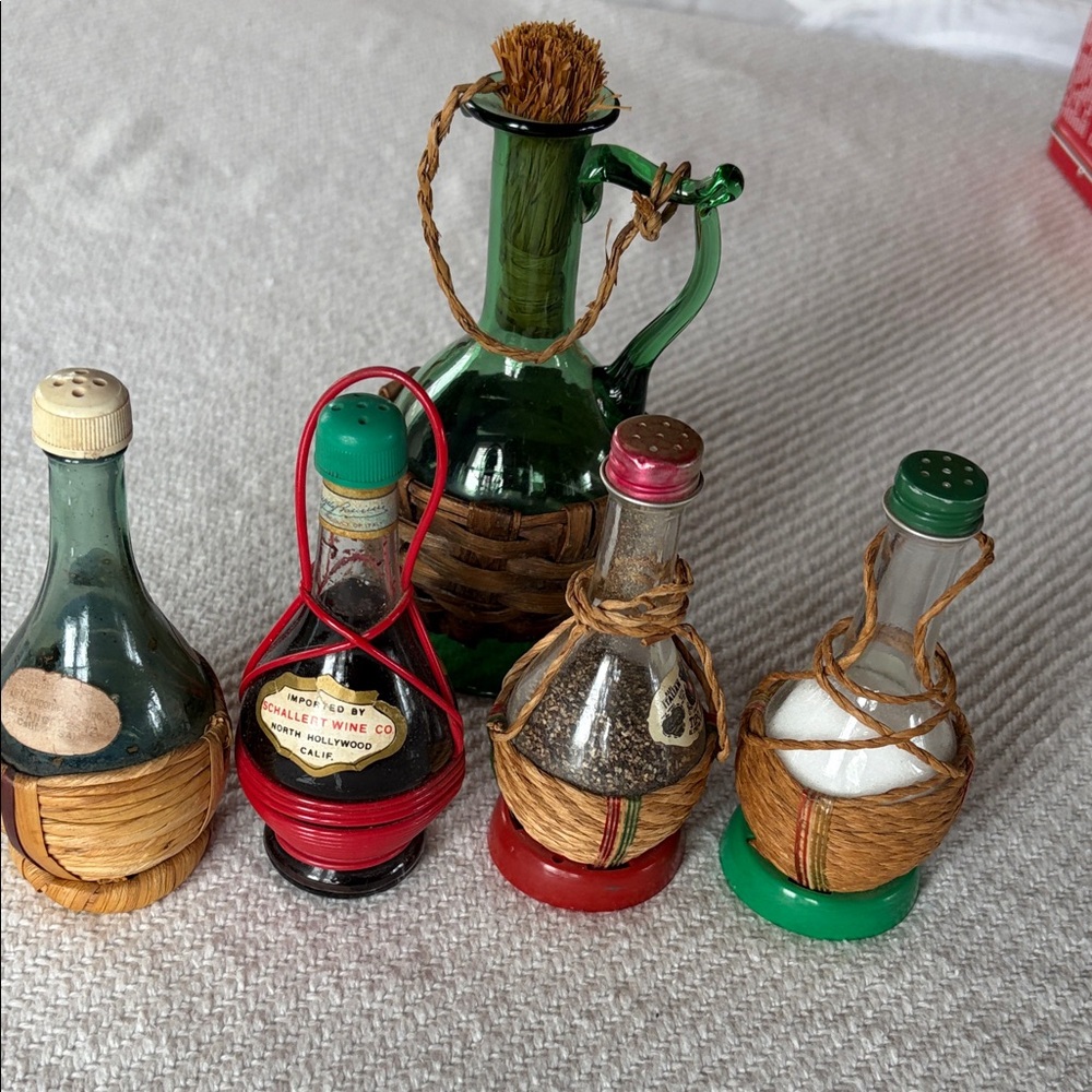 Lot of 5 VINTAGE Mini Chianti Wine Bottles Salt Pepper Table Decor Italian - Picture 9 of 10
